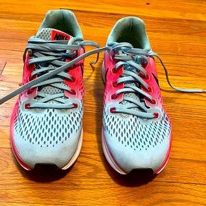 Tennis shoes